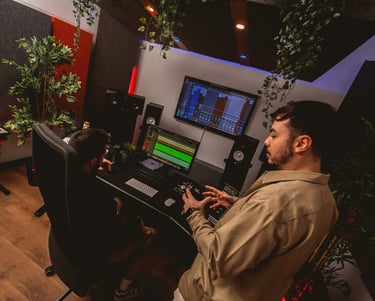 Studio di Mixing e Mastering, due Ingegneri del suono all'opera