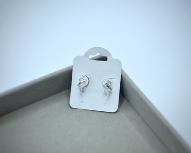 Brinco em prata 925 mini torcido com detalhes em zirconia. Garantia eterna