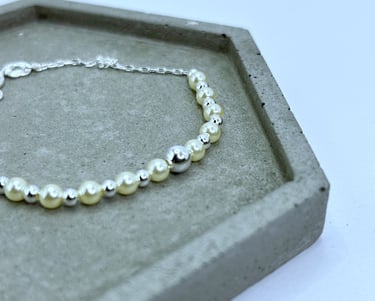 pulseira em prata 925 com bolinhas e imiatação de perólas