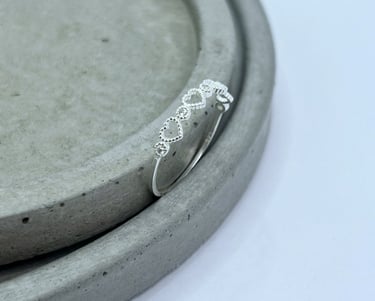 Anel em prata 925 quatro corações vazados