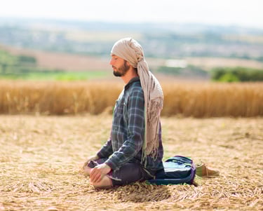 homme méditant dans la nature en position de lotus (yoga)