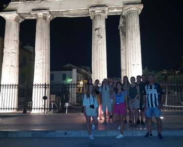 Trabajando como guía oficial en el año 2022 con un grupo de visitantes en el Ágora Romana de Atenas.