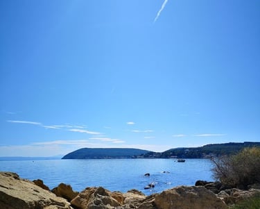 Les rives de l'étang de berre lors d'une belle journée ensoleillée