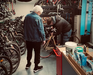 Un vendeur et un acheteur dans un magasin local de vélo d'occasion à Clermont-Ferrand