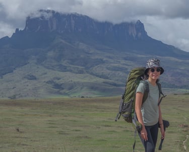 Turista China en su primer día de caminata al Tepuy Roraima, con el Kukenan de Fondo