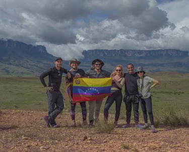 Grupo mixto de turistas en su primero día de caminata durante el Trekking Roraima
