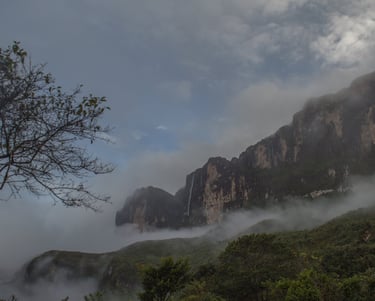 Amanecer desde el campamento Base del Tepuy Roraima
