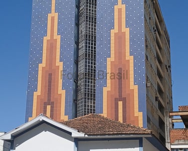 A fachada de uma casa antiga entre prédios no centro de uma cidade moderna