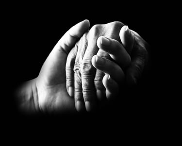 Pessoa segurando a mão de outra, simbolizando apoio e compromisso com o próximo