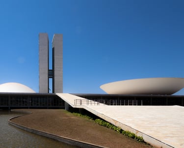Congresso Nacional em Brasília, simbolizando a classe política e governança no Brasil.