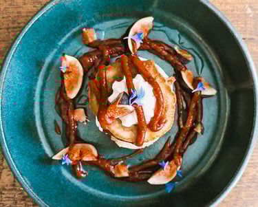 assiette avec pancakes et coulis de fruits rouges et figues avec chantilly