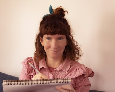 Photographie portrait d'Oriane Marie tenant un carnet et un crayon.