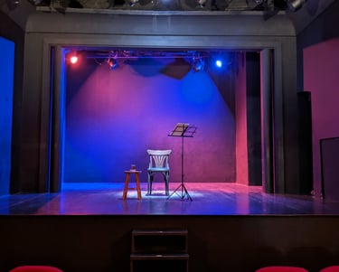 Chaise et pupitre sur la scène du Théâtre Antibéa pour la pièce de Zeynep Kaçar