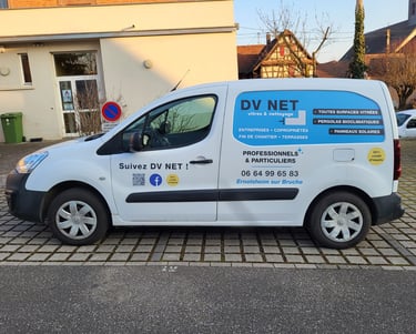 Véhicule professionnel DV NET, spécialiste du nettoyage de vitres et nettoyage professionnel 
