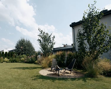 kiemo laisvalaikio zona su stalu ir kėdėmis