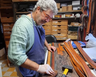 un homme en chemise bleue tient un marteau et une massette