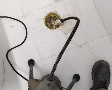 sonda electrica destapando un tuberia obstruida