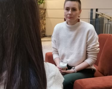 dvi moterys kalbasi restorane, flow koačingas moterims, su kava, psichoterapija, koučingas
