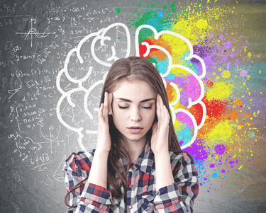 Une femme se concentre intellectuellement