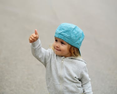 comment présenter un projet professionnel à l'oral : enfant avec pouce en l'air