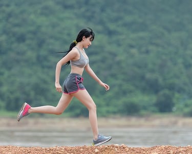 una mujer joven haciendo running a la orilla de un lago