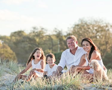 una familia de cuatro personas sentada en el campo