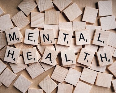 un montón de fichas del juego scrabble formando las palabras mental healt