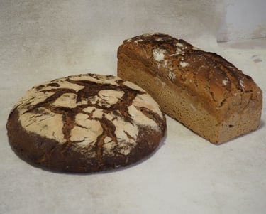 Pain de seigle en tourte et moulé, boulangerie mobile Perlimpinpains, St André d'Embrun, Hautes Alpe
