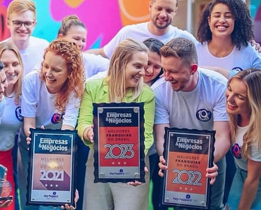 foto de várias pessoas segurando prêmios