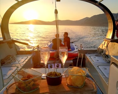 coucher de soleil et apéritif à bord d'un voilier à Algajola