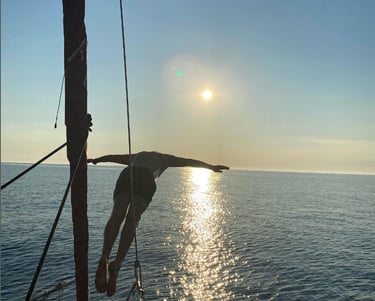 plongeon depuis notre voilier au coucher du soleil