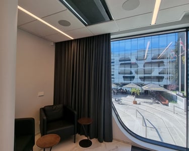 Tamsiai pilkos naktinės blackout užuolaidos