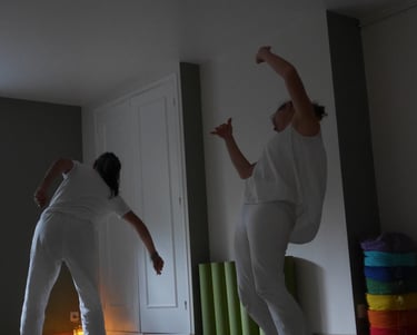 Phase active du tantra kundalini yoga, dans la salle de Fontenilles