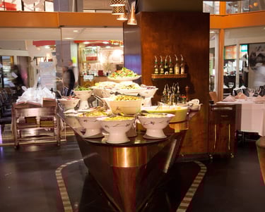 mesa buffet montada com pratos e comidas barbacoa