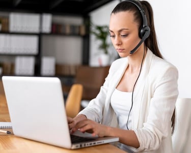 ejecutiva de gestion comercial y ventas realiza analisis y reporte para mejorar los procesos