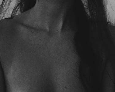 Black & white image of a woman’s chest, L.V. Ferrer @lvf.lvx "Narcissus Hiding" erotic photography