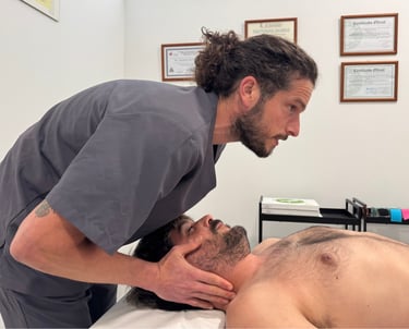 Aurelio_con_paciente_de_osteopatía