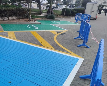 Zona reservada para personas con movilidad reducida señalizada sobre asfalto