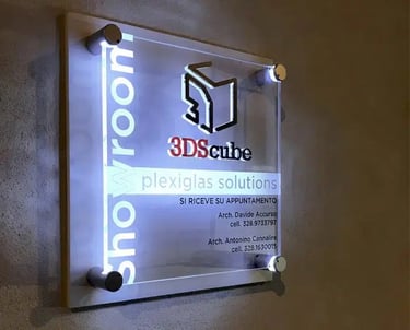 Quadro retrostampato su plexiglass applicato a parete con distanziali illuminazione LED