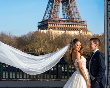 "Pareja heterosexual casada en París, celebrando su boda frente a la Torre Eiffel, disfrutando del amor en su día especial."