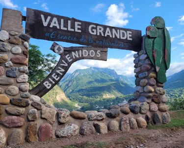 cartel de piedra y madera al ingreso de la localidad de Valle Grande