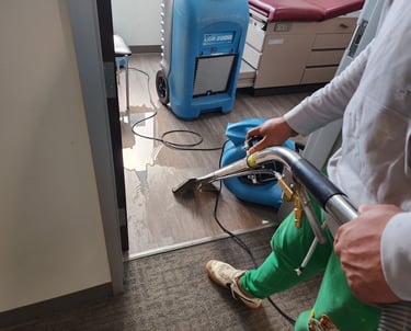 extracting-water-off-floor-bee-cave