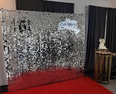 Blizgi auksinė foto siena, prabangi foto siena, foto siena gimtadieniui, foto siena sventems