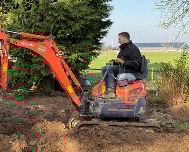Minikraan voor het uitgraven op minder toegankelijke gebieden