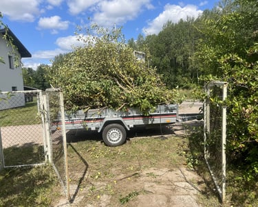 žaliujų atliekų išvežimui paruošta priekaba