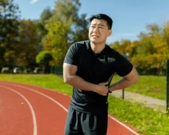 un homme avec des douleurs ou une gene