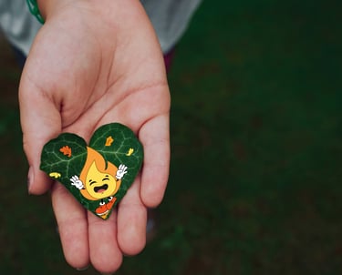 Maxima la petite flamme notre mascotte de MaxThomasBois sur une feuille verte en forme de coeur