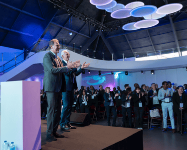 Dirigeants d'entreprise sur scène accueillant leurs partenaires