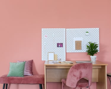 bureau rangé, organisé, épuré, aux couleurs douces