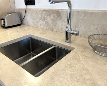 Trawertyn blat kuchenny jasny Bianco kamień naturalny włoski